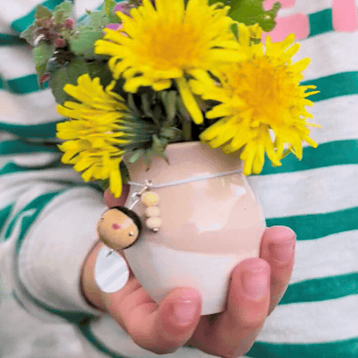 Mini Vase Soliflore "Le Petit Gardien" – Céramique & Poupée